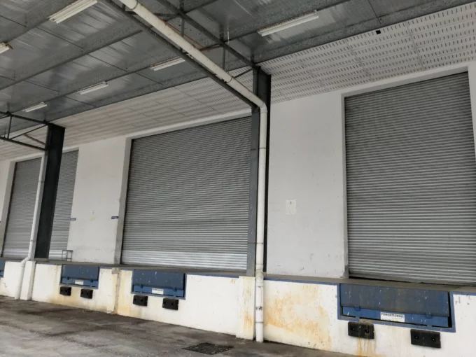 Senai factory for rent with dock levellers