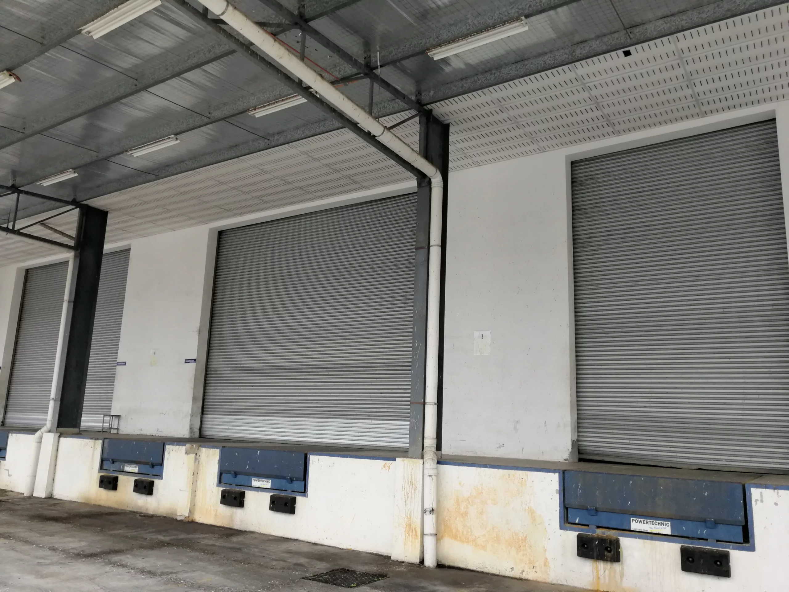 Senai Factory with high power 2500 amp and dock levellers for rent