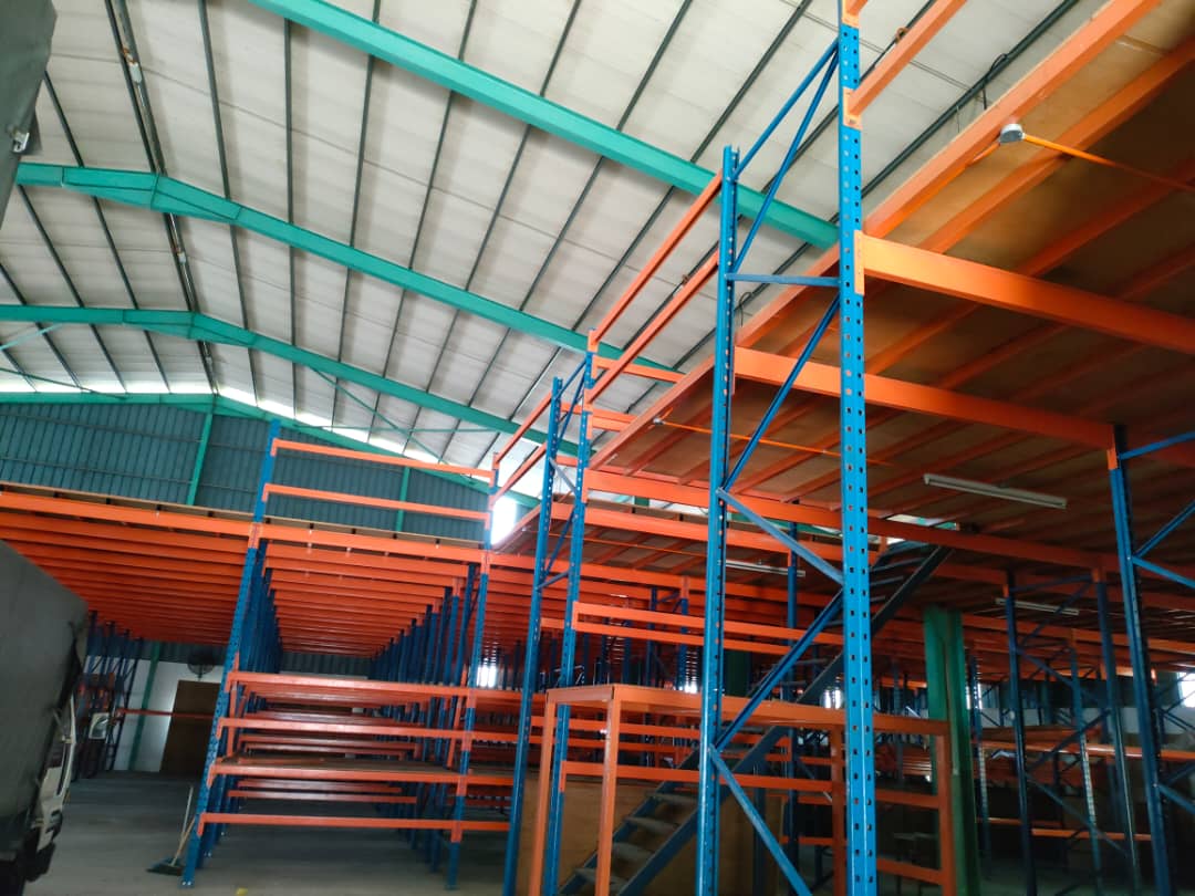 Tampoi warehouse with extra land, high ceiling for rent
