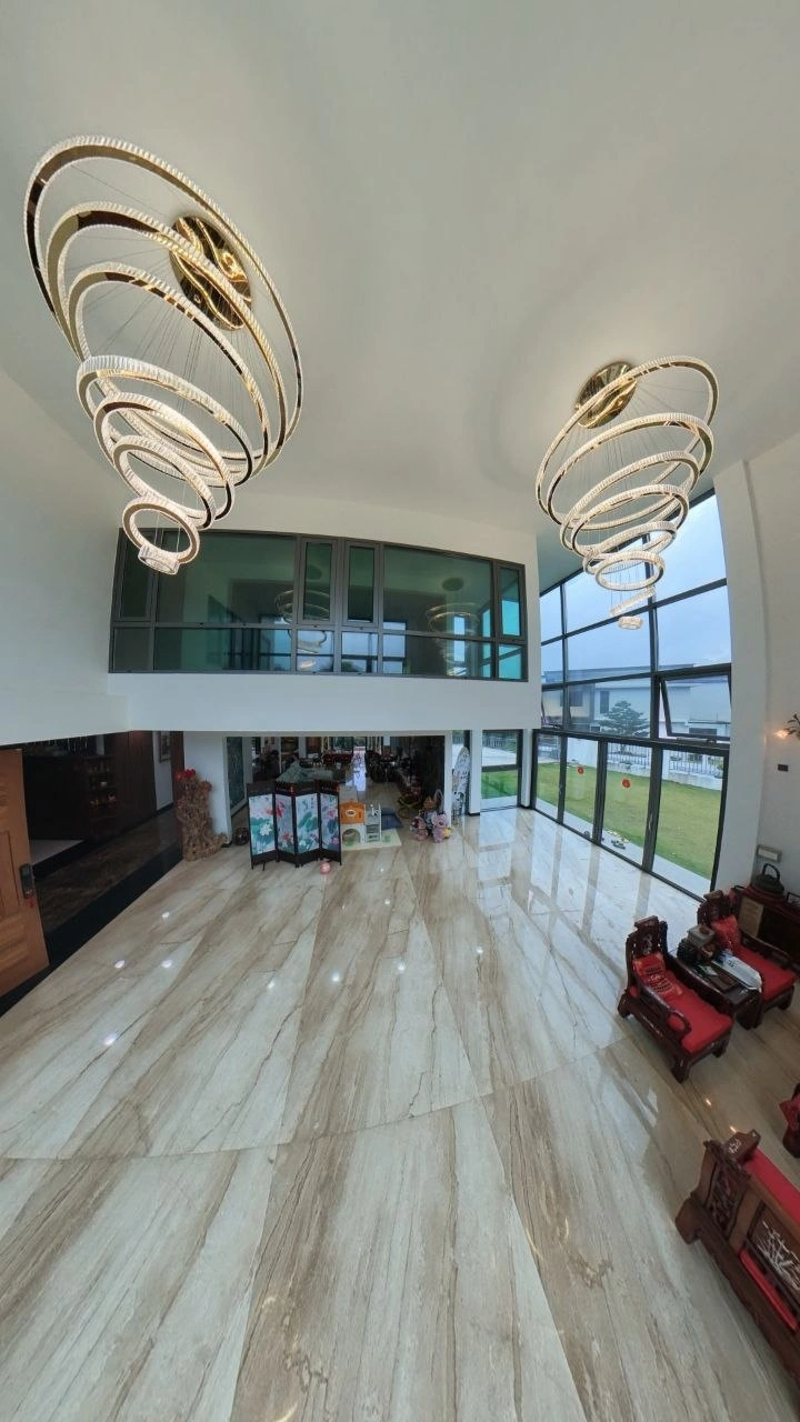 Double-height main hall with floor-to-ceiling windows in the Horizon Hills bungalow